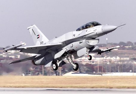 Caza F-16E Desert Falcon de la Fuerza Aerea de los EAU