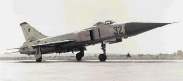 Prototipo del Su-15 “Bort-32”en la pista