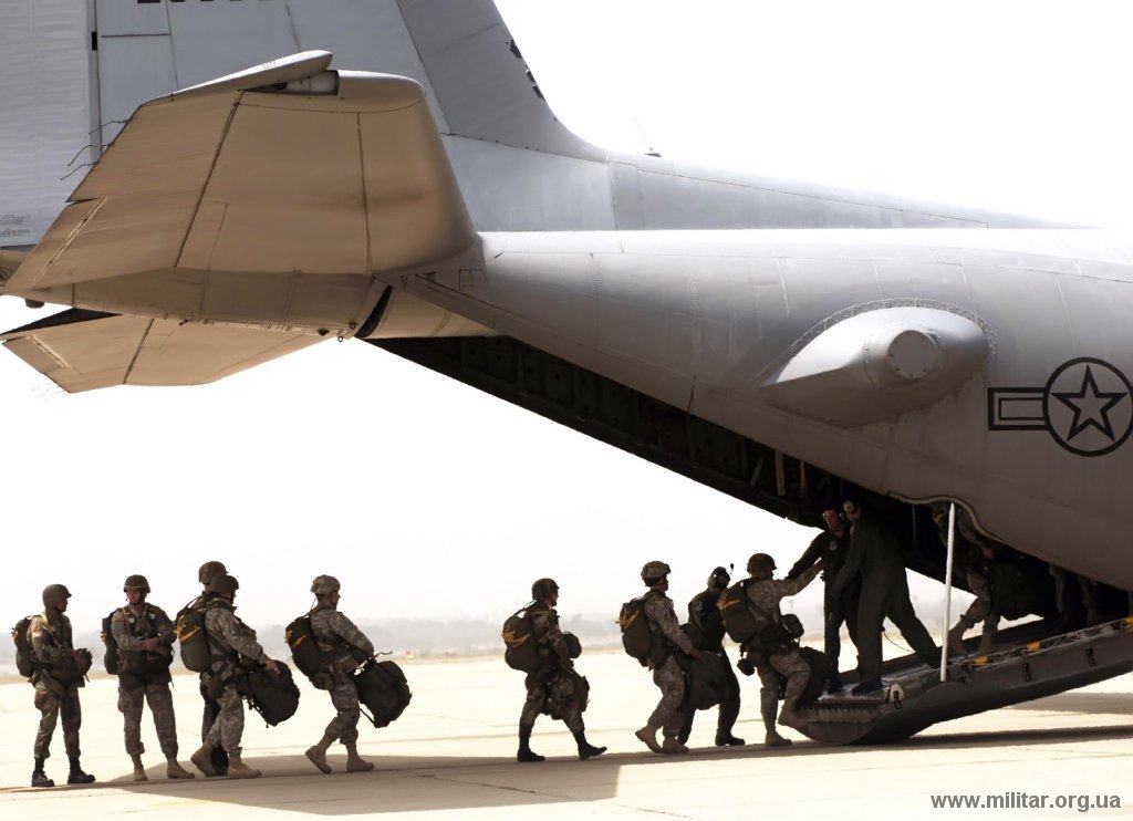 Soldados del Army Reserve del 426th Civil Affairs Battalion en Upland, montando un C-130 Hercules el 2 de junio de 2007 preparándose para saltar durante los ejercicios Operation Hydra.