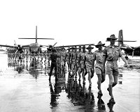 Soldados australianos desembarcando en Saigon