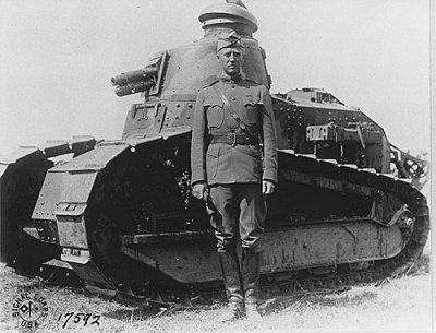 George Patton junto a un tanque Renault FT-17