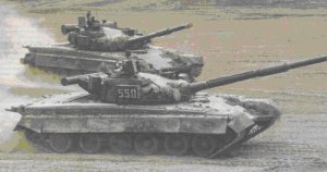 Tanque T-80 durante maniobras